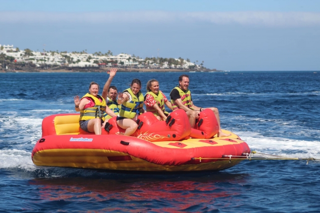 Disfrutando de la experiencia en la banana boat