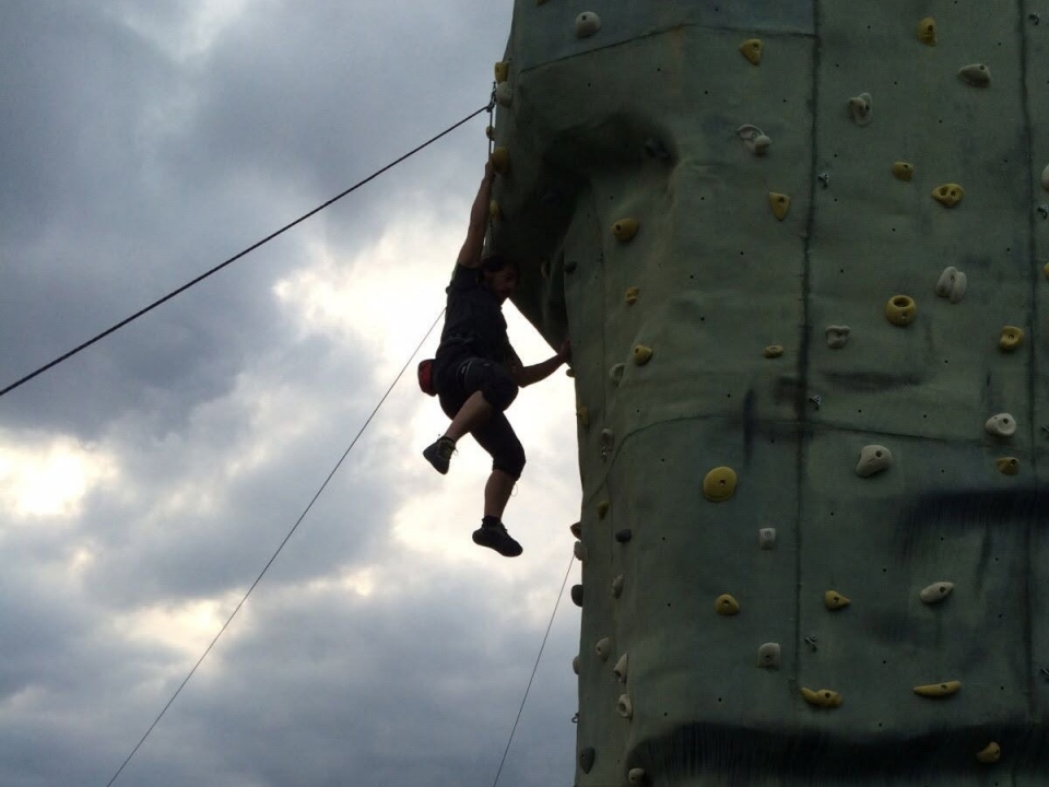 Sesión de escalada en rocódromo