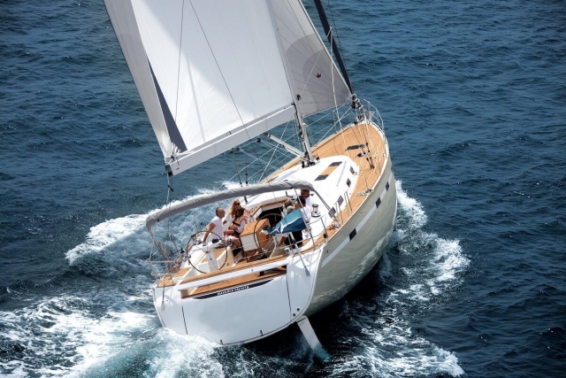 El velero surcando el mar de Barcelona