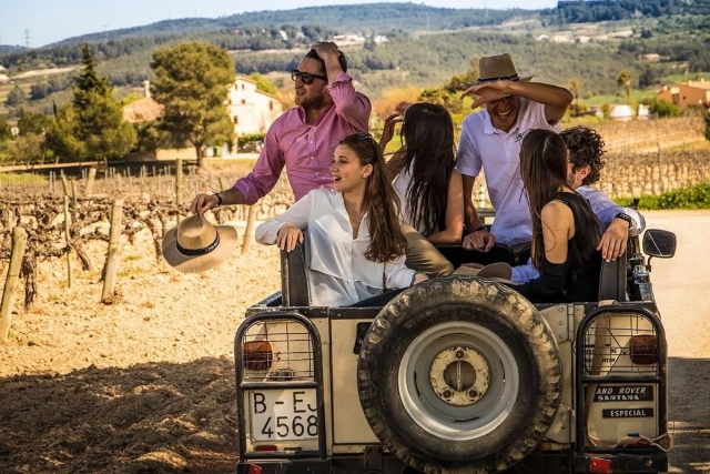 Disfrutando de la visita en la bodega