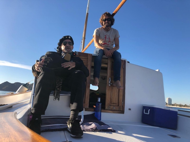 Disfrutando de una travesia en barco por Altea