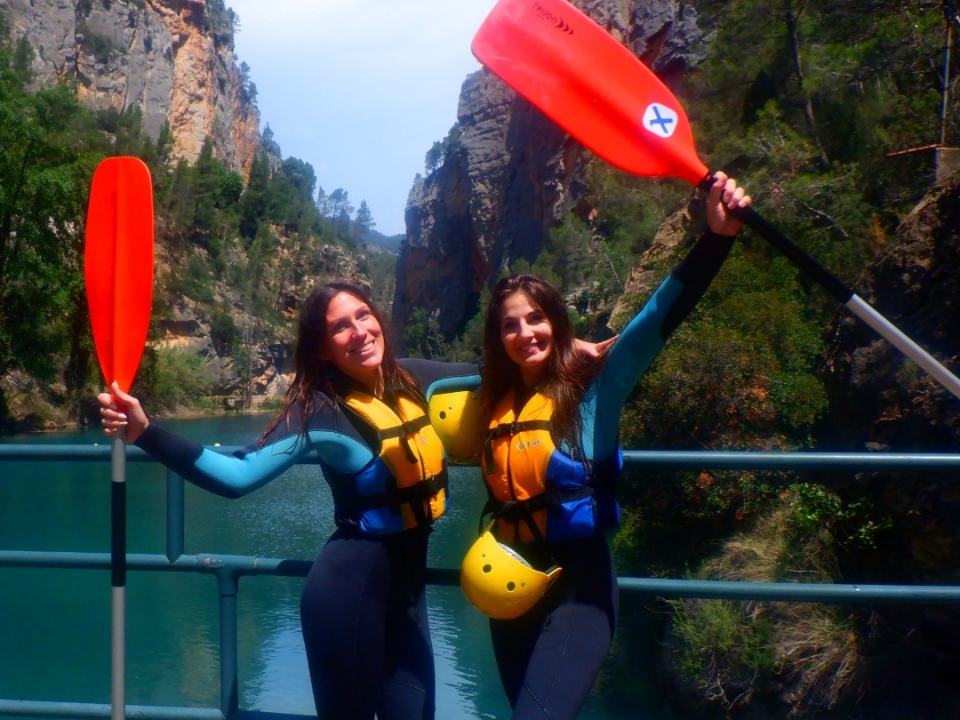 Amigos fazendo rafting Amigos fazendo rafting