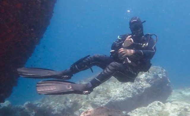  Floating underwater