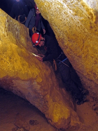  Séance de spéléologie dans la grotte de Cayuela