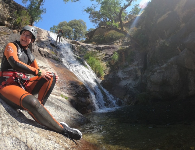  Natürlicher Wasserfall in der Schlucht von Los Hoyos
