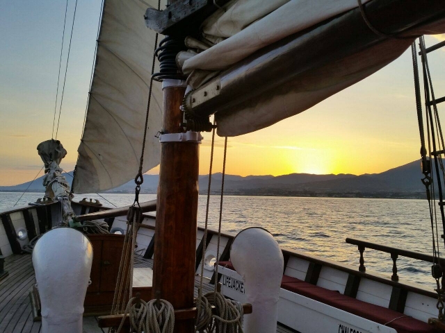  Tramonto in barca a vela lungo la costa di Marbella 