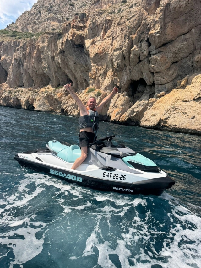  Andando de jet ski em Altea 