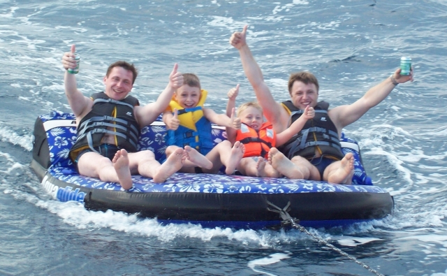  Eltern und Kinder auf dem Schlauchboot 