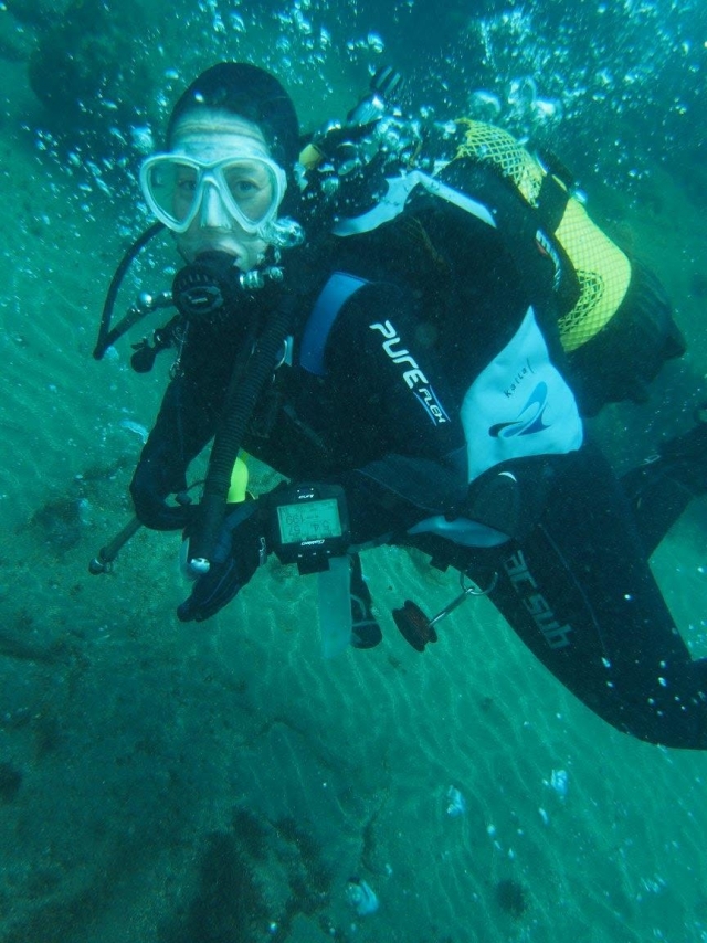 Delve into the seabed 