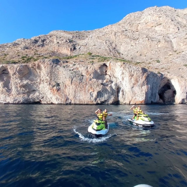 Renta moto agua con licencia cerca de Calpe 2h