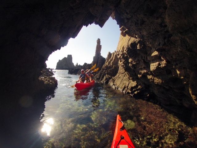  Uscita dalla grotta con i kayak 