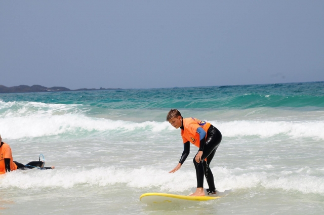  Giving a surf class 