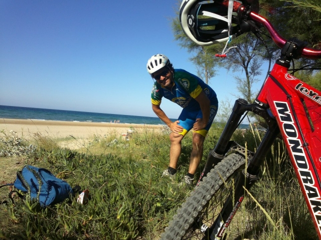 Percurso de bicicleta ao longo da praia de Ris 