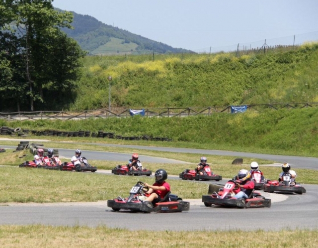  Piloti insieme in curva 