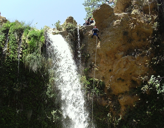  Descente en rappel à côté de la cascade