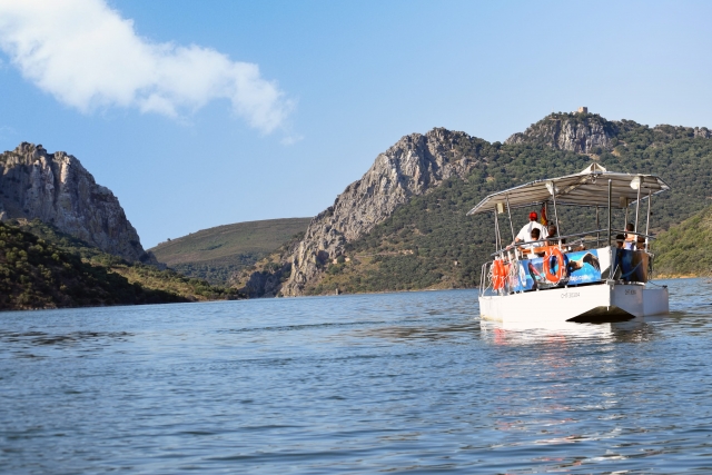 Difruta en familia de un paseo en barco por el Tajo