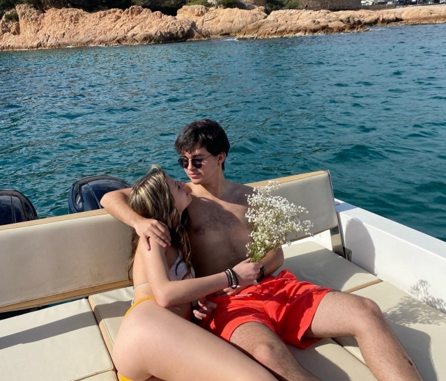  Couple profitant du bateau