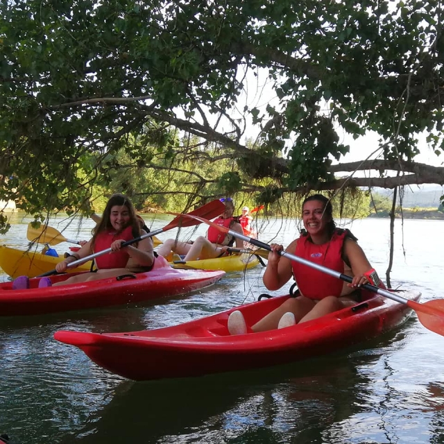  Deux amis au bord de la rivière s'apprêtant à faire du kayak 