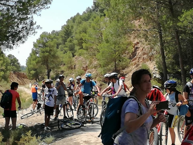  Plusieurs participants au arrêt d'excursion à vélo en cours de route