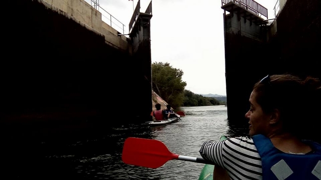  Un usager en kayak entrant dans une écluse ouverte 