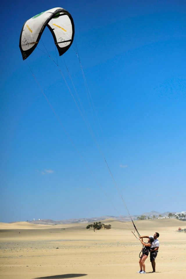 Practica kitesurf en la costa de Gran Canaria