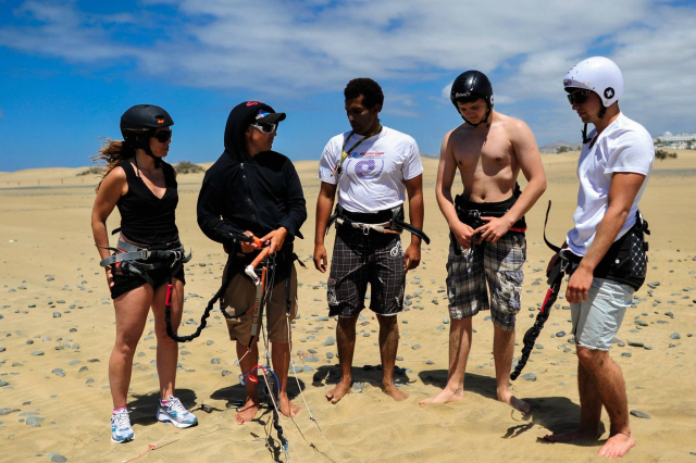 Antes de iniciar la clase de kitesurf 