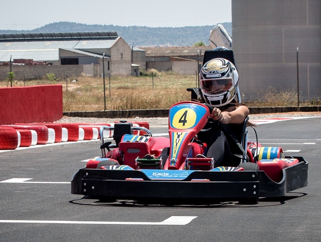  Grand-Prix-Karts auf der Rennstrecke 