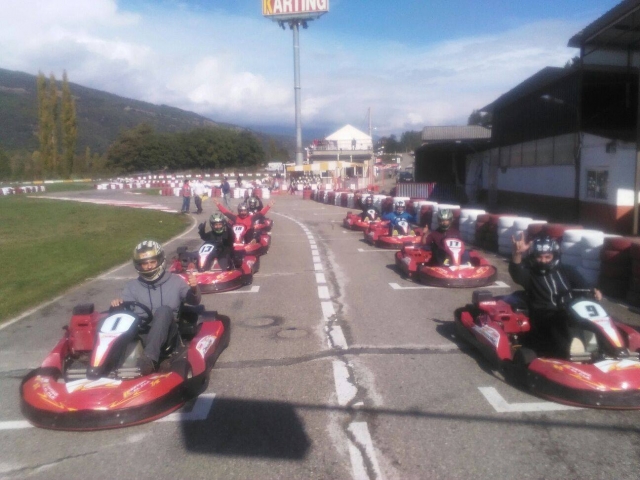  Karts no grid de largada 