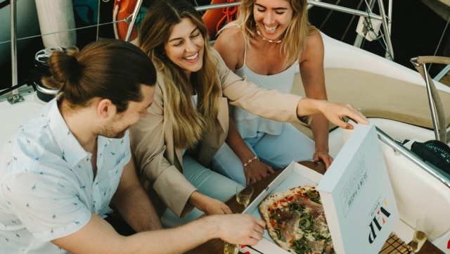  Manger des pizzas à bord d'un bateau 