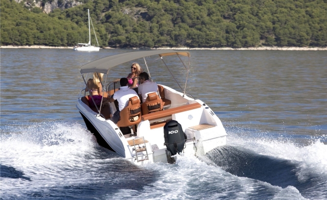  Barco em Marbella a toda velocidade