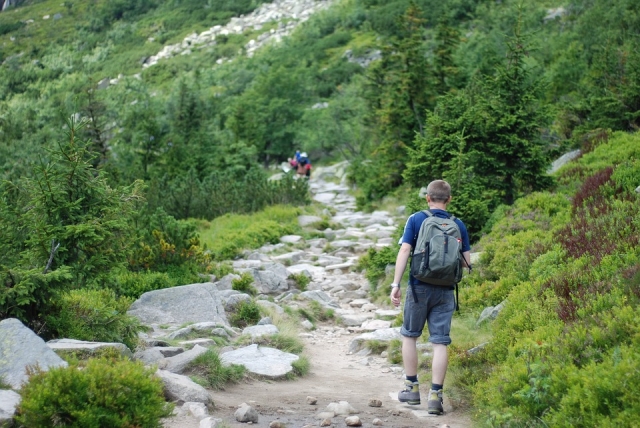  Wandern durch die Berge 