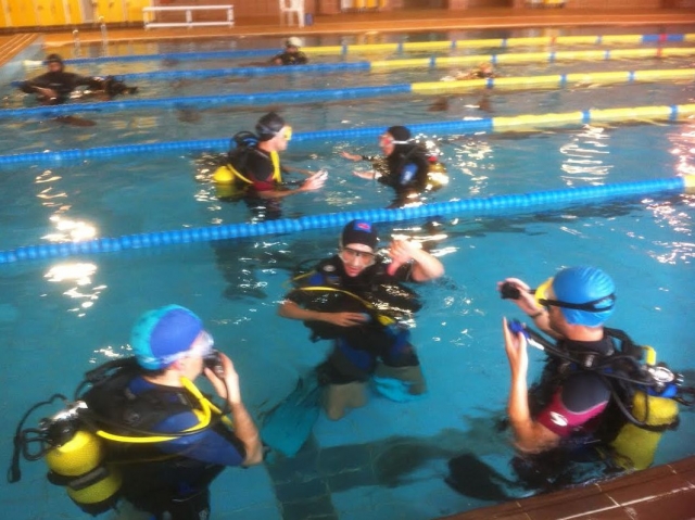 Giving instructions to the new divers 