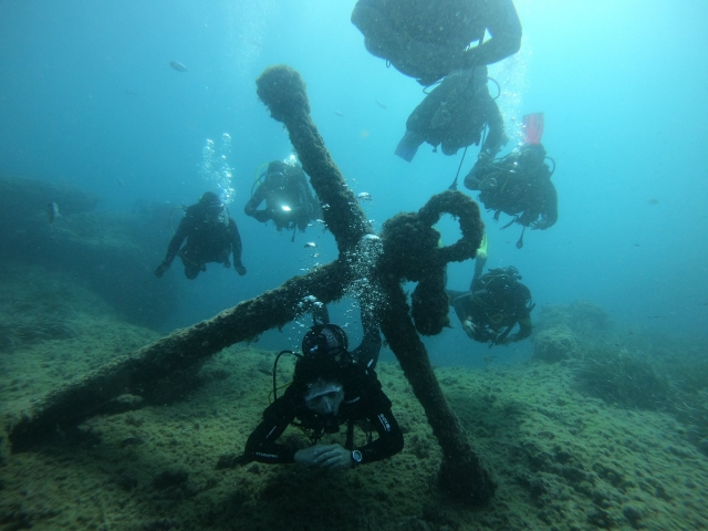 Diving among marine remains 
