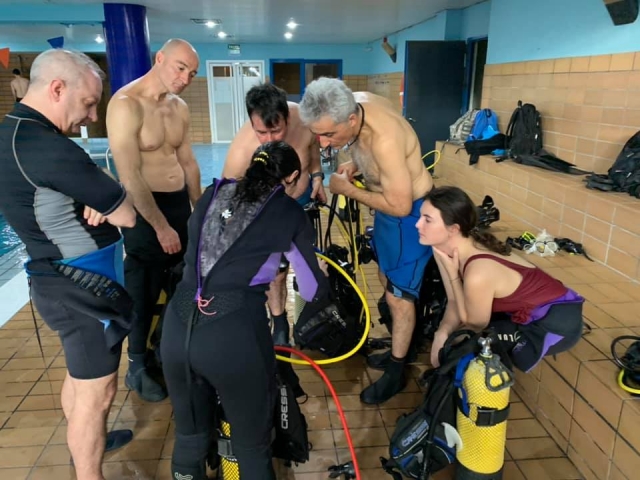  OWD group learning with the instructor 