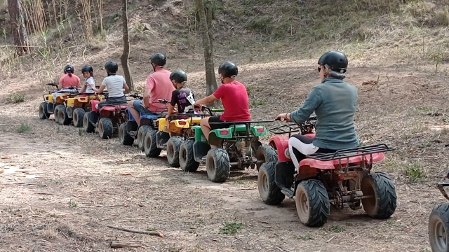 Montando en quad electrico