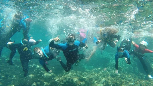 grupo buceando en Canarias