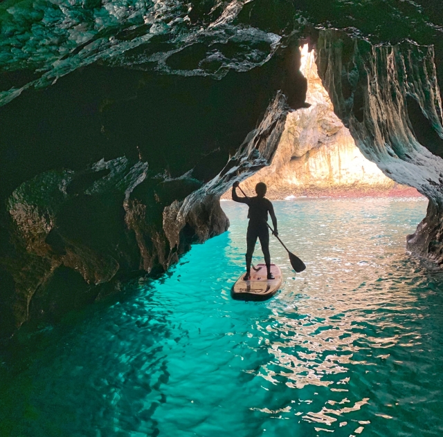 Explorando cueva de Llanes SUP