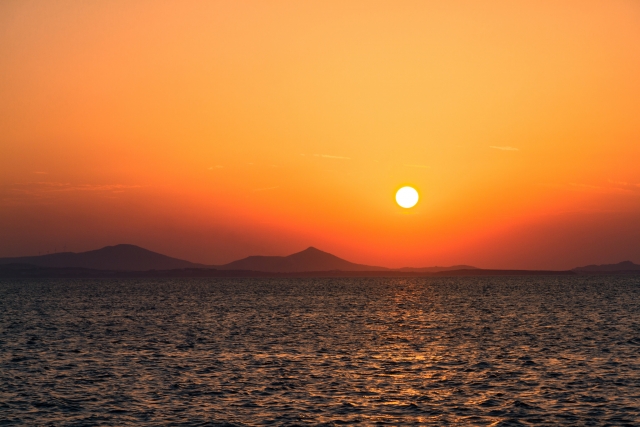 atardecer en barco en la Costa Dorada