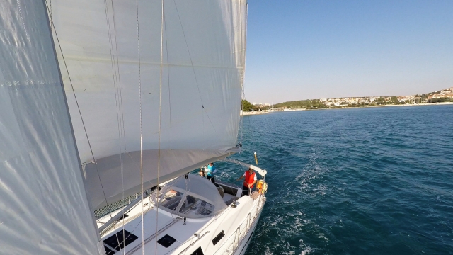 Disfrutando de un paseo en barco en Barcelona