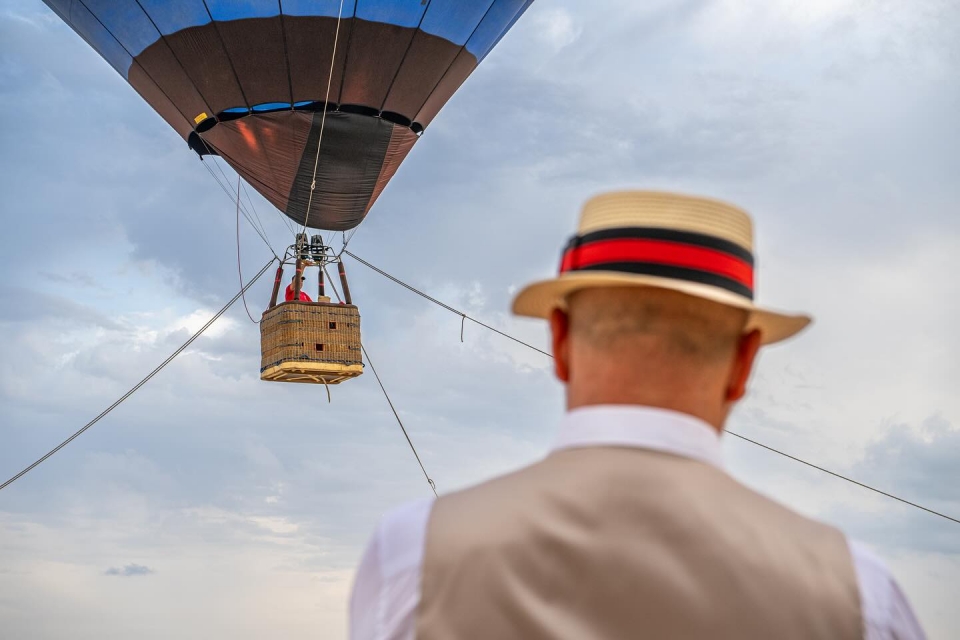 Contemplando el globo cautivo