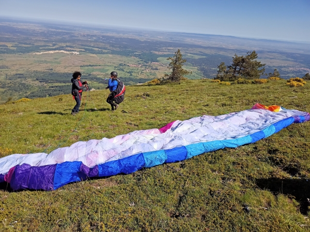 Juntamente com o instrutor de voo de parapente 