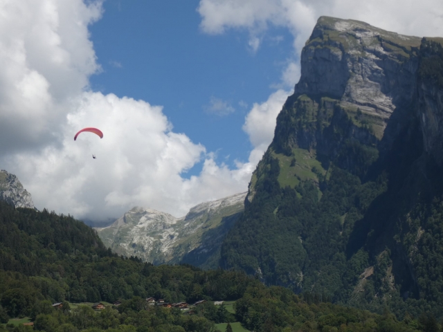 Parapente entre as montanhas 