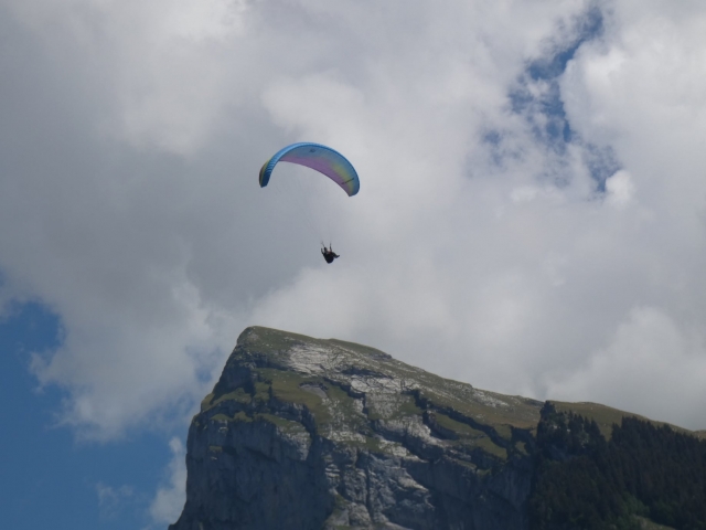  Over the top da montanha em parapente 