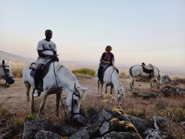 Sobre caballos blancos