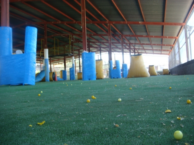 campo de paintball cubierto