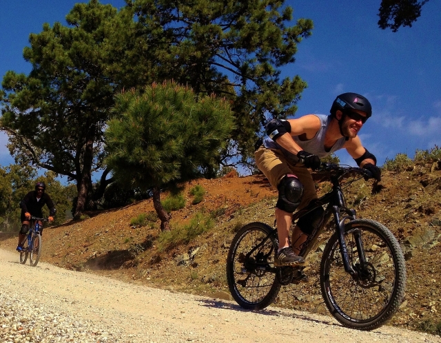  穿越 Sierra de las Nieves 的山地自行车下降 