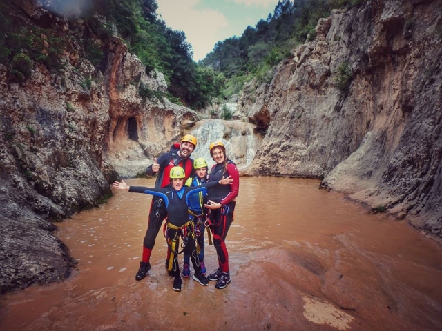 Familia haciendo barranquismo