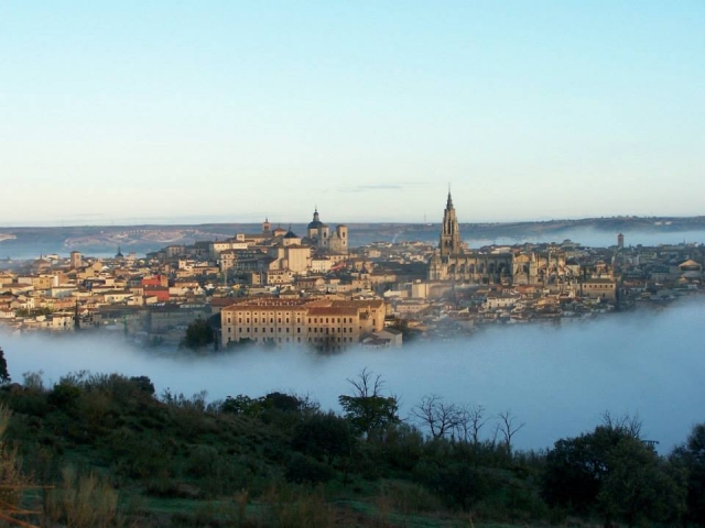 Toledo con niebla