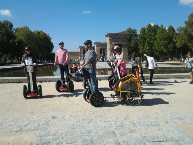 Grupo de segways en Madrid