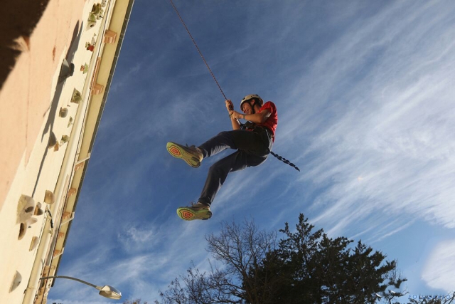 Escalando el rocódromo